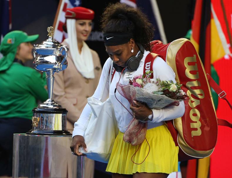 Serena passa accanto al trofeo: in caso di vittoria, eguaglierebbe i 22 Slam conquistati dalla Graf (Ap)